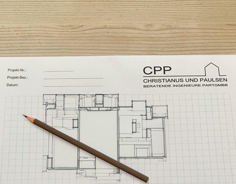 Bauplan mit einem Bleistift auf einem Tisch, Beschriftung "CPP" oben rechts.
