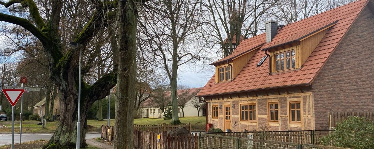 Rohbau eines Holzhauses mit Fachwerk aus Eichenholz und rotem Satteldach
