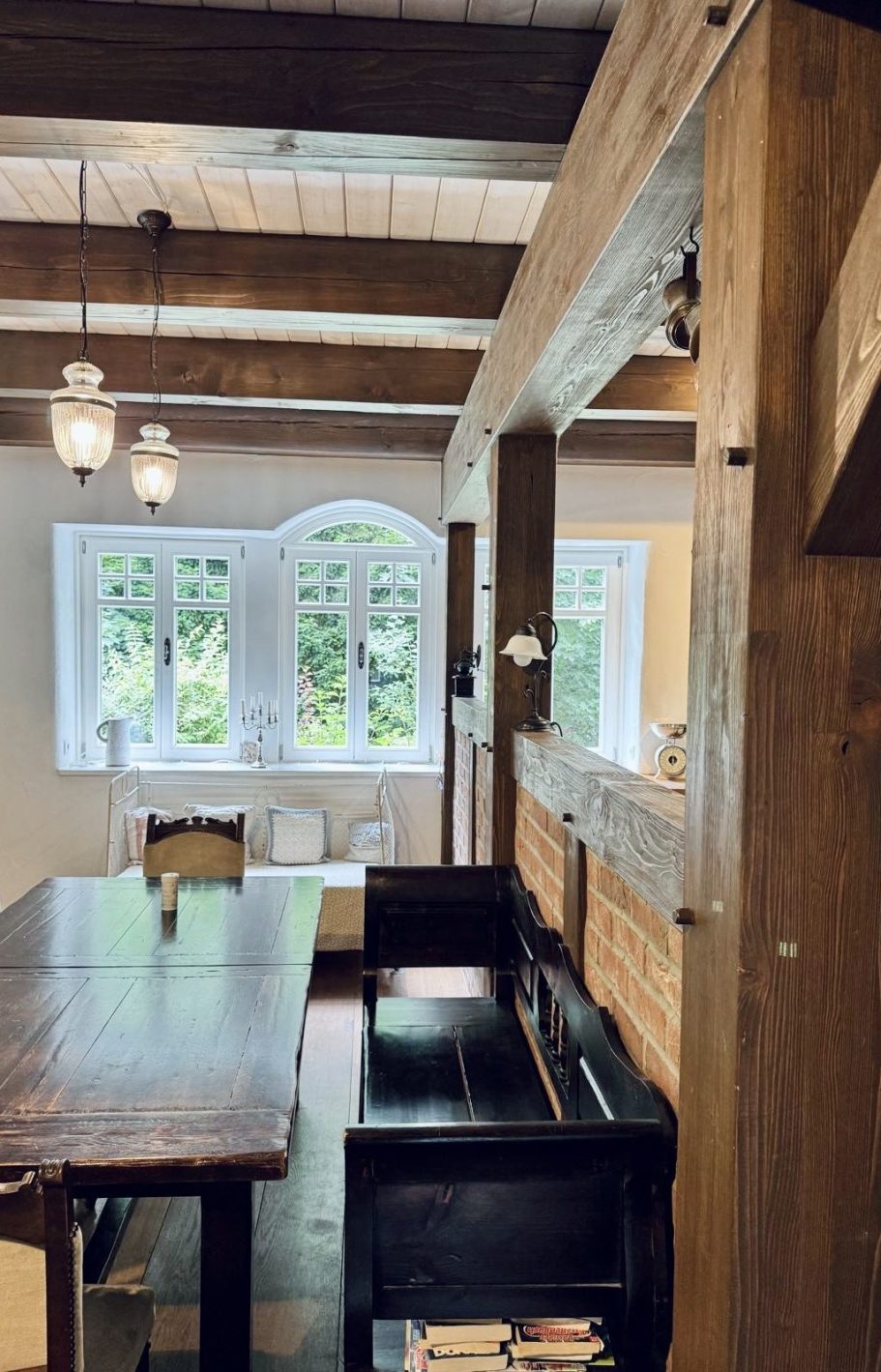 Neu gebaut- Tradition bewahrt Heller Raum mit Holzbalken, einem Essbereich und einem Klavier in der Ecke.
