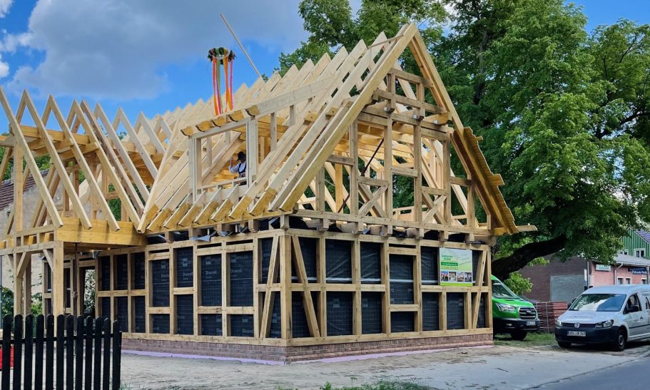 Neu gebaut- Tradition bewahrt Fachwerkhaus mit Satteldach und Schleppgaube im Rohbauzustand, Eichen-Fachwerk und Dachstuhl gerichtet, Traditionelle Anmutung