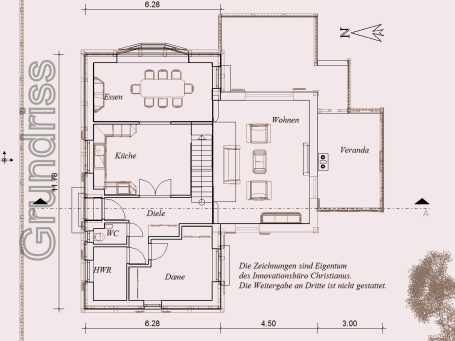 Grundriss eines Hauses mit Küche, Wohnzimmer und Essbereich.