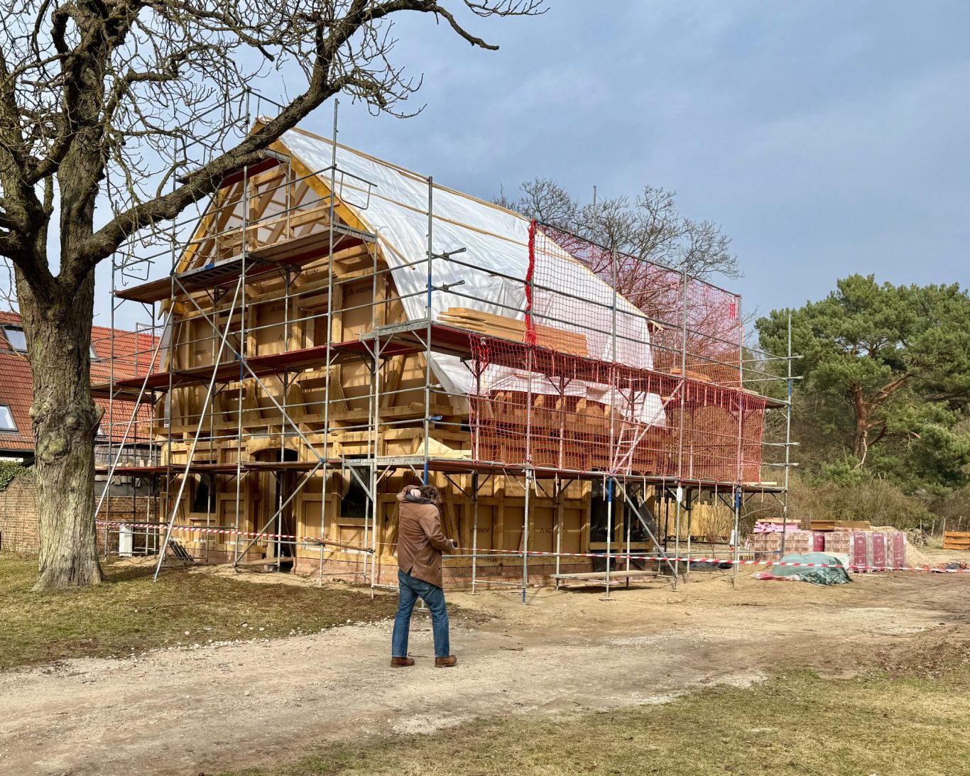 Architektonische Zeichnungen eines Fachwerkhauses, einschließlich Grundrissen und Ansichten.